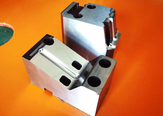 Las piezas del molde de la precisión del hardware moldean base mueren cavidad de los útiles